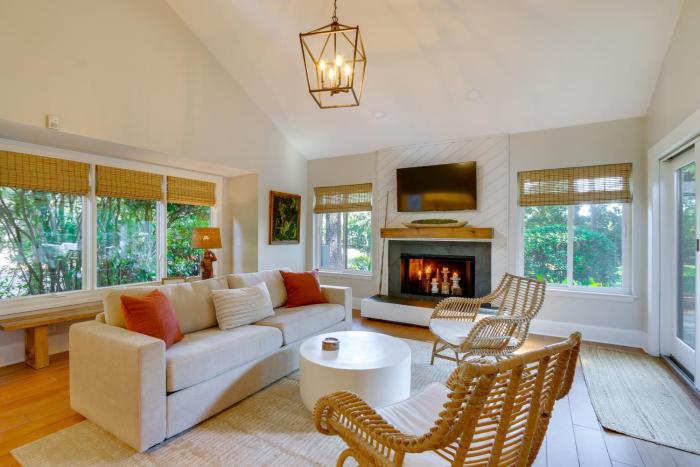 Charming Lakefront Retreat in Palmetto Dunes!