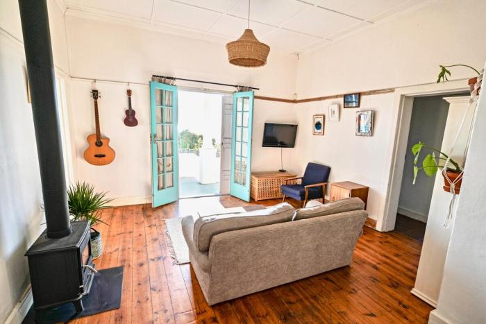 Mountain-side Cottage with Breathtaking Sea View