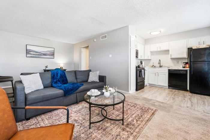 Upscale 1BR with Pool, Gym, and Modern Touches