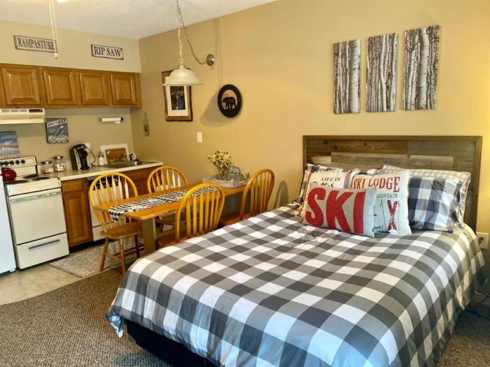 Rustic Studio with Balcony, Pool and Hot Tub near Loon Mountain