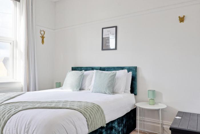 Modern & Comfy Home by the Sea, Ideal for Families & Contractors, Free Parking, Super Fast Speed Wi-Fi, Guests 6, Great for Long Term Stays, Clark Property Estates