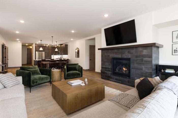 Big Sky Base Camp Fireplace Views & Hot Tub