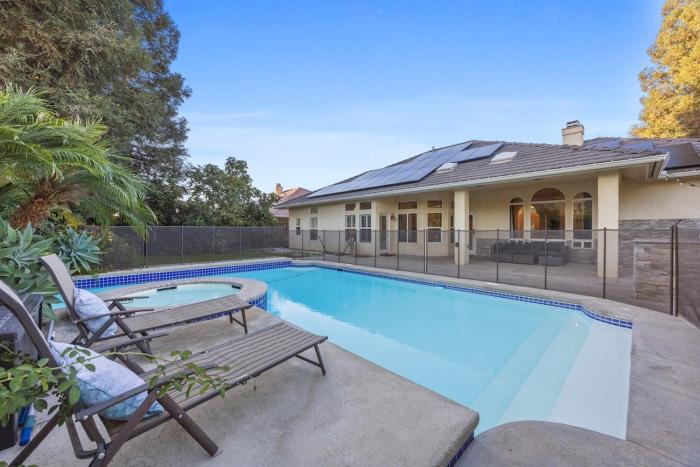 Corporate & Family Retreat Seven Oaks Pool Home