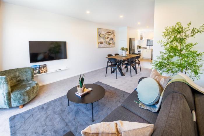 2 BR Home, Walk to City & Stadium