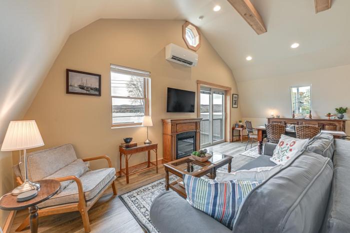 Ultimate Relaxation! Lake-View Cottage in Bradford