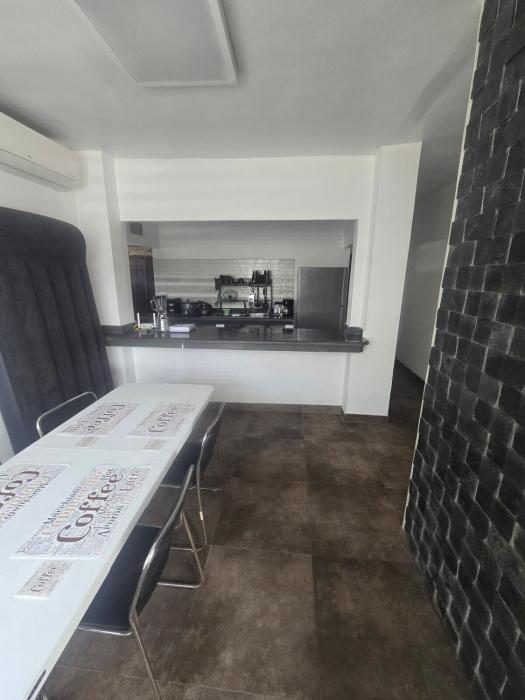 Departamento céntrico, moderno de 2 habitaciones frente al Estadio Modelo y coliseo, cerca del Aeropuerto de Guayaquil