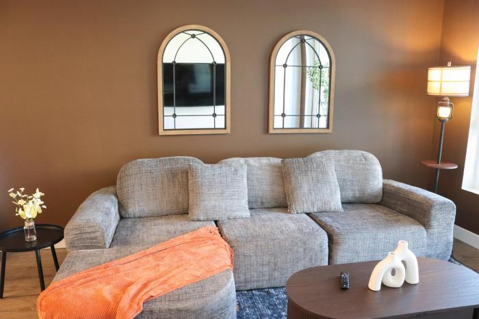 Resort-Style APT with Pool, Gym & Parking 10min to Disneyland