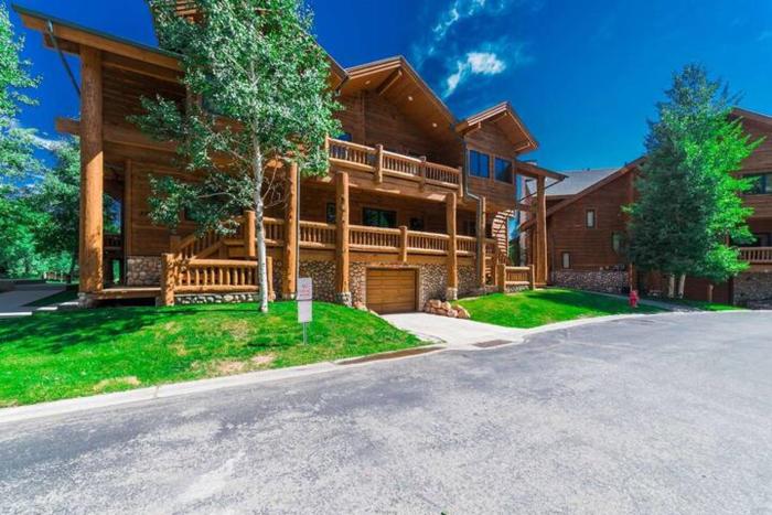 Timberwolf Canyons Village 3BR sleeps 6 hot tub