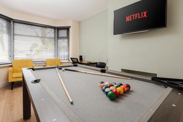 Spacious 3BR Home - Pool Table - Games - Sleeps 9