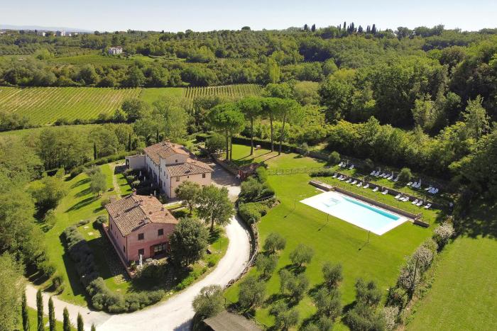 Francigena Apartments with Shared Pool and Private Garden