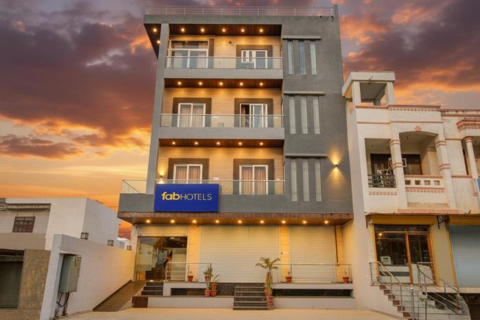FabHotel 7th Crossing Malviya Nagar