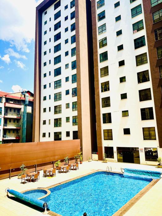 Vibrant 2-Bedroom Apartment - Pool, Gym and Prime Location