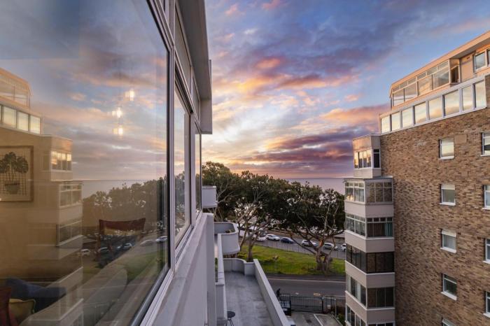 Lido Court 1-Bed Apartment with parking Sea Point