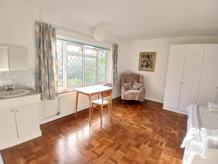 Homestay with calm laptop-friendly rooms - close to beach