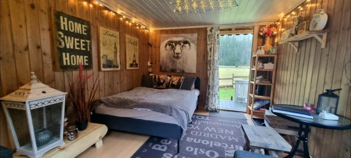 Gårdshytte med lavvu, hund tillatt, sauna