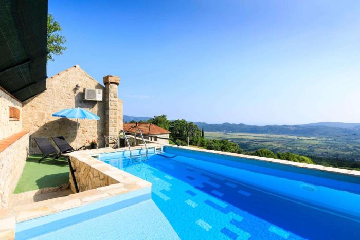 Ivana by Vintage Travel