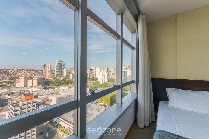 Sua estadia completa em prédio c piscina e academia a 290m do Shopping da Bahia - IBFs