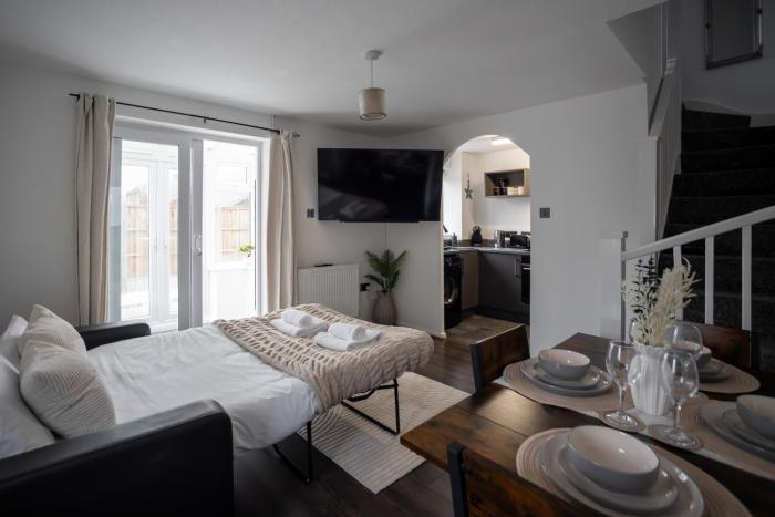 Comfortable Home Near Supermarket with Parking & Garden