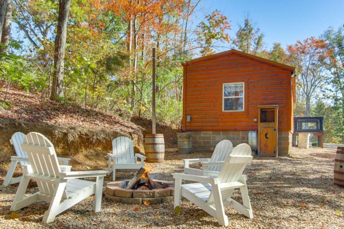 6 Mi to Great Smoky Mtns Cozy Retreat in Cosby!