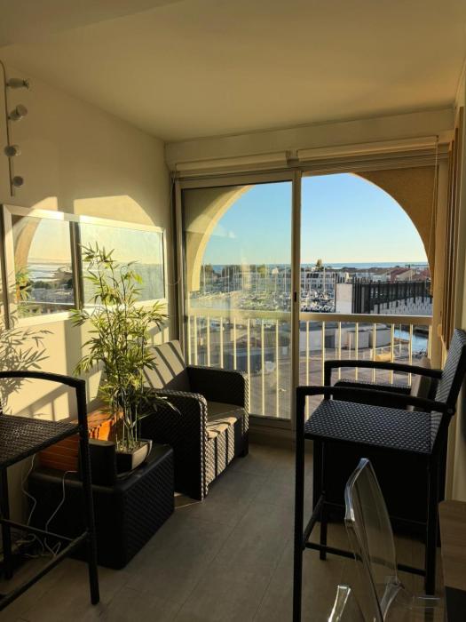 River City - Joli 2 pièces, étage élevé, vue sur port et mer, calme et proche des plages