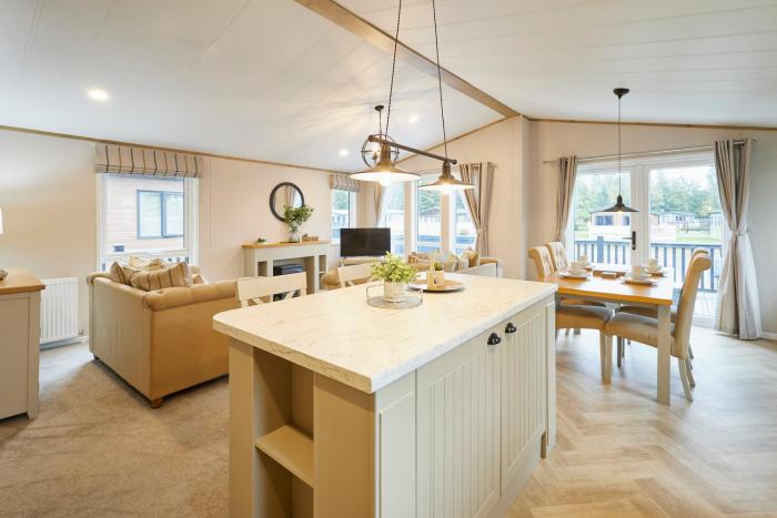 Luna Lodge with Hot Tub