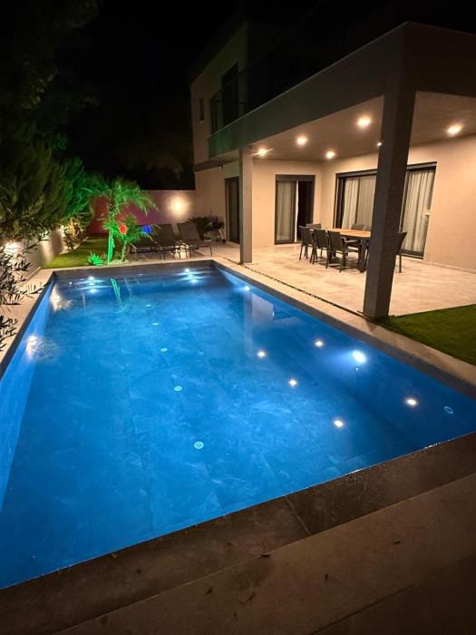 SÜPER Vip Havuzlu Müstakil odalar banyolu