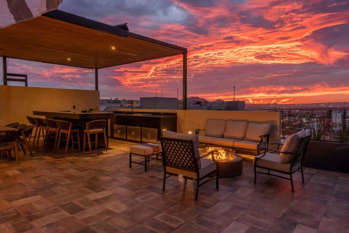 Rooftop Luxury Penthouse Huge Jacuzzi & Grill