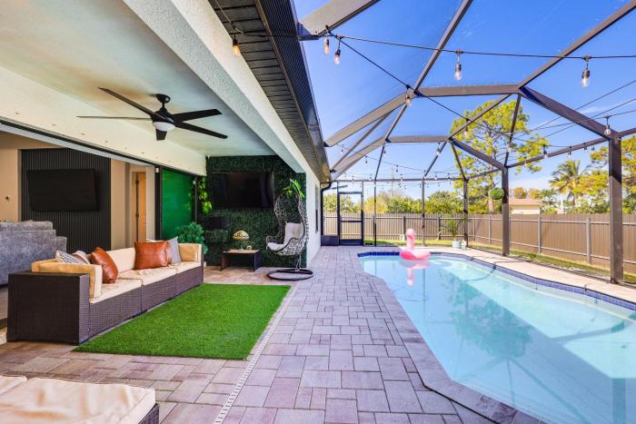 Heated Pool and Outdoor Kitchen Cape Coral Home