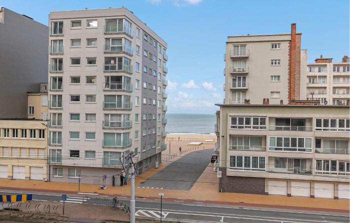 2 Bedroom Cozy Apartment In Oostende