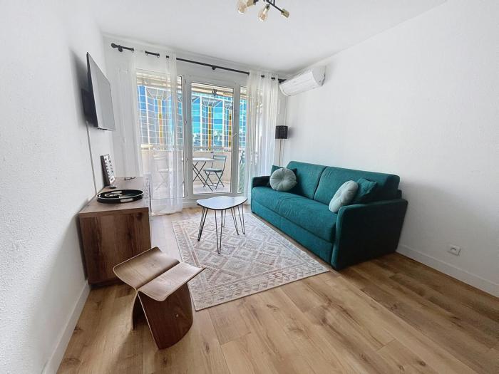 Sunny studio on a high floor with terrace