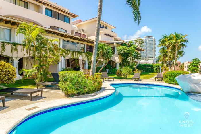 Oceanside Beach house Pool & Short walk to Beach