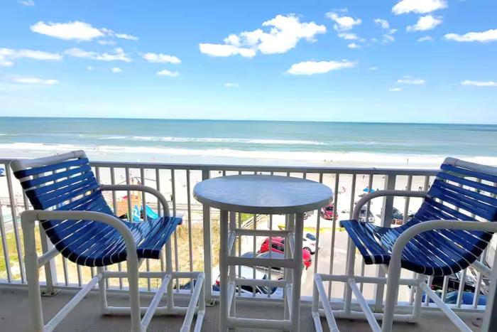 Direct Oceanfront 1BR Balcony King Bed Beach Access