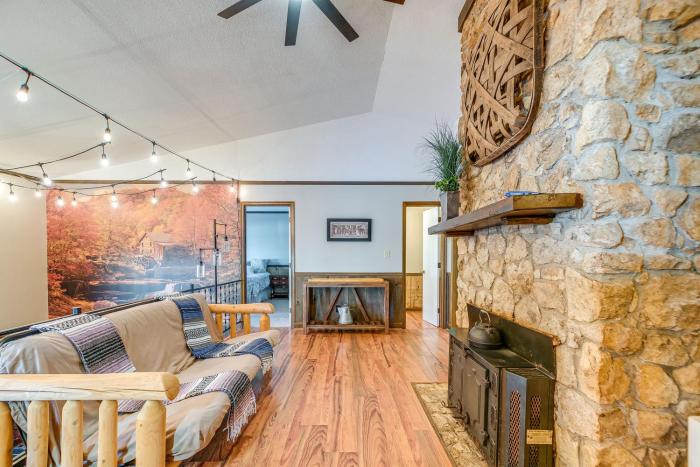 Relaxing Cabin Retreat with Games! Louisbug Hideaway