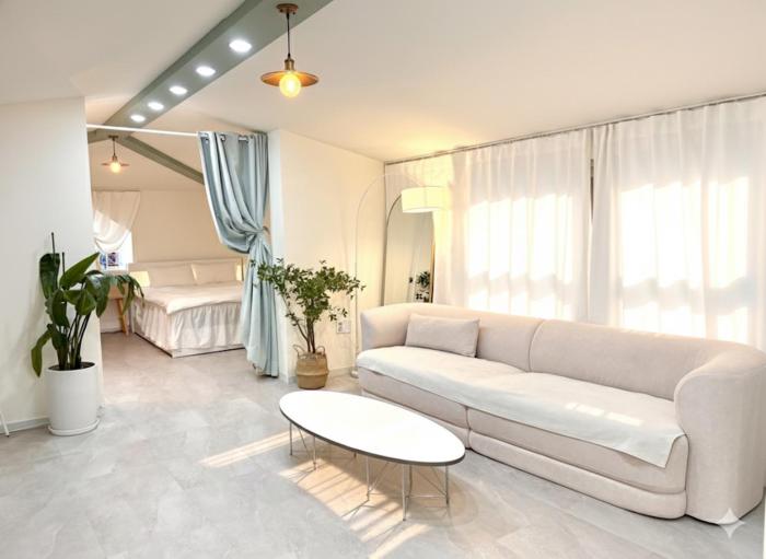 Hongdae 30 seconds to Subway