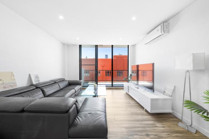 Modern 2BR Apt with Parking Walk to ICC & CBD & Darling Harbour & Chinatown
