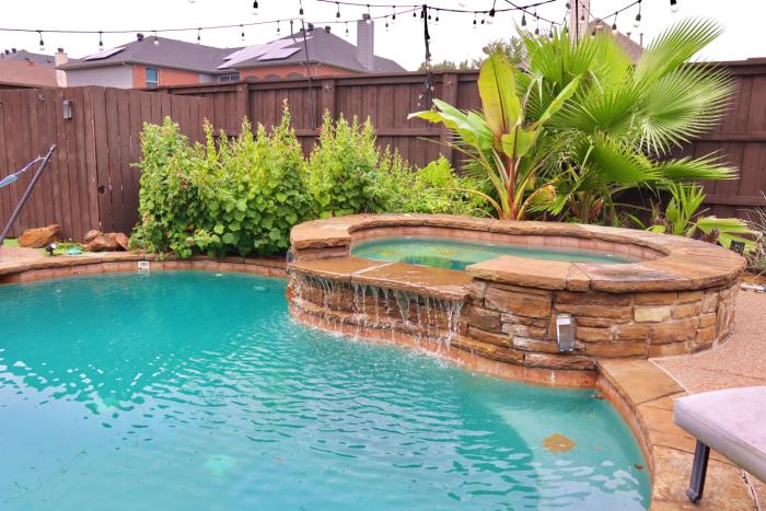 Luxurious 5-Bed home with heated Pool, Jacuzzi, Media Room, Grill and several living spaces!