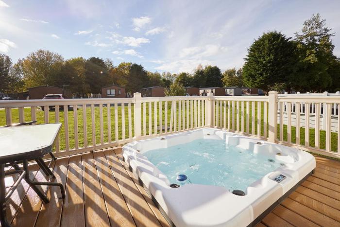 Brooksbank Lodge with Hot Tub