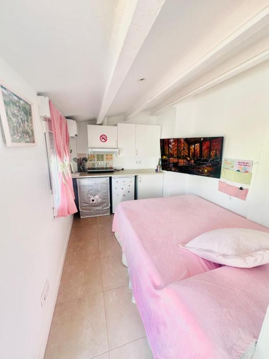 Habitación con baño y cocina