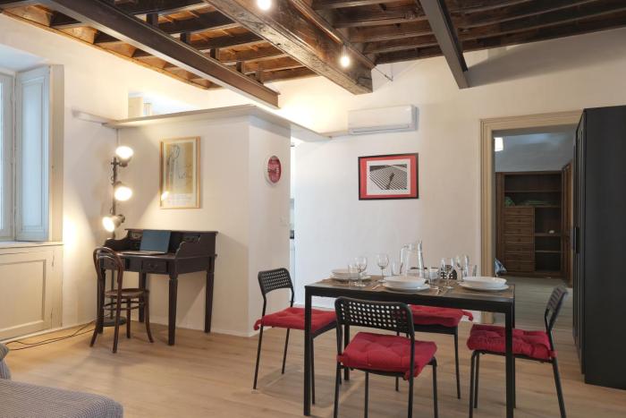 LA BUSSOLA VINTAGE HOUSE-Ampio bilocale Piazza Castello