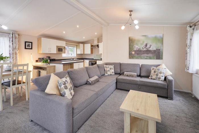 Primrose Lodge with Hot Tub