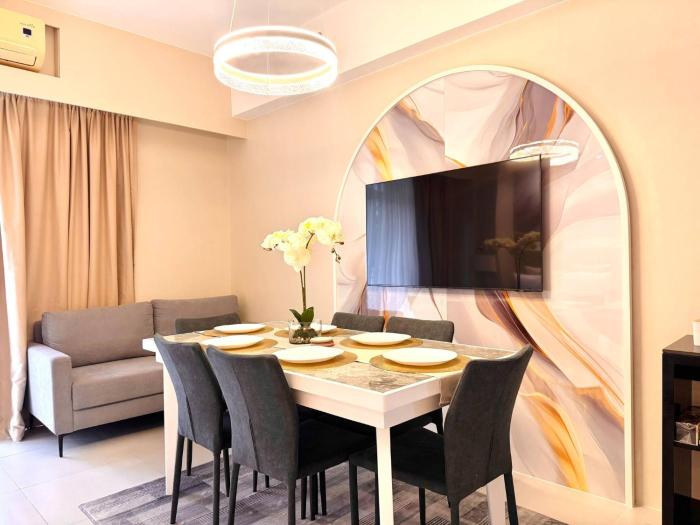 Elegant 2BR with Lagoon View