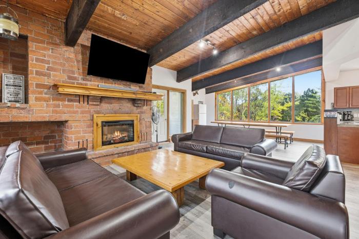 12 Beds Sleep 16 Chalet with HotTub, 2min to Blue