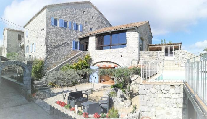 Mas St-Alban gîte 15 personnes -8 chambres