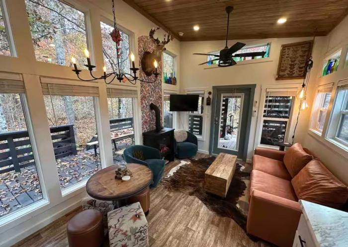 Blueberry Farm Cottage, Hot Tub, Creek, Game Room