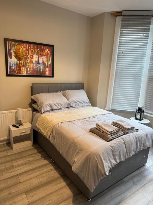 2 Bed Flat Elcot Ave - Luxe CityStays