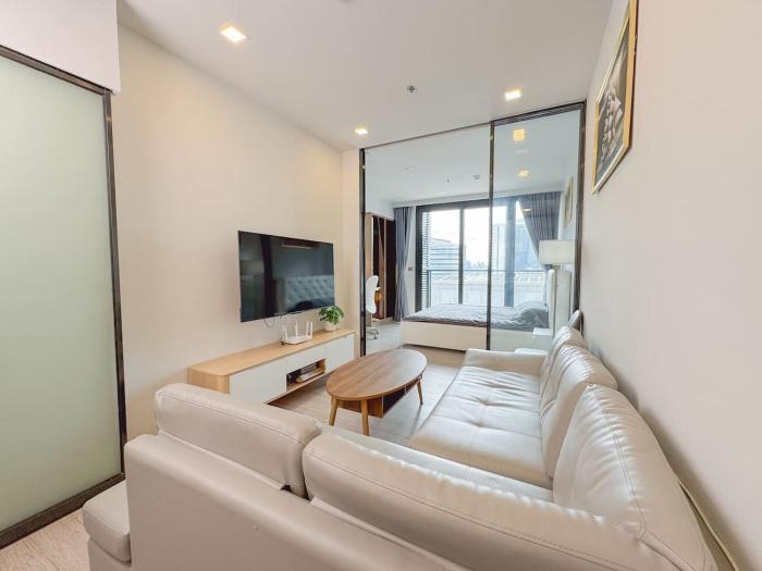 KINGbed with Pool Gym and Standing Desk near MRT