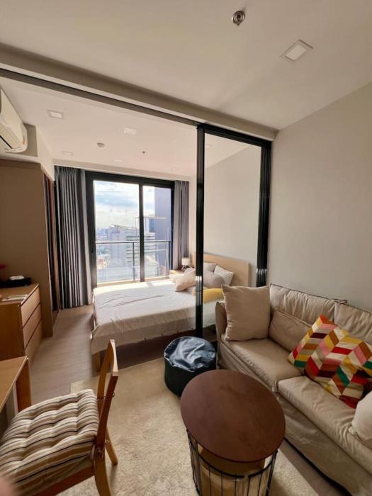 In Unit Workspace Gym and Infinity Pool MRT 200m