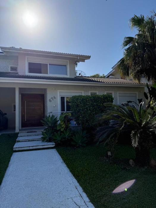 Casa Riviera de São Lourenço piscina , cascata, sauna, 4 suítes ar cond, área gourmet churrasqueira, 6 vagas de garagem, enxoval não fornecido, a casa conta com dependência de serviço com banheiro, Tv 75 e Tv 55 e Wi Fi