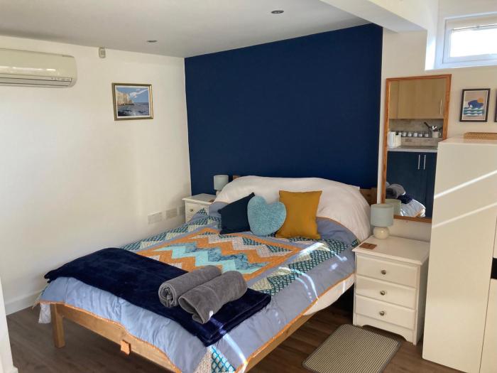 Self-contained cosy garden room Seven Sisters