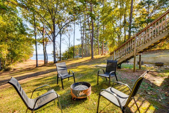 Dock and Views Family Retreat on Lake Hartwell!